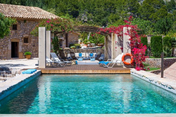 Am Pool der Villa Princesa gibt es eine tolle Lounge