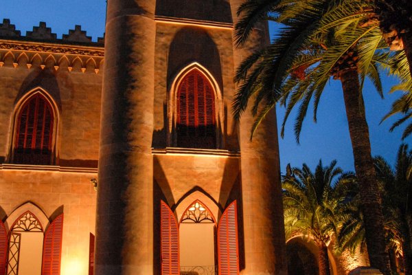 Die Eventlocation Schloss Palma beleuchtet