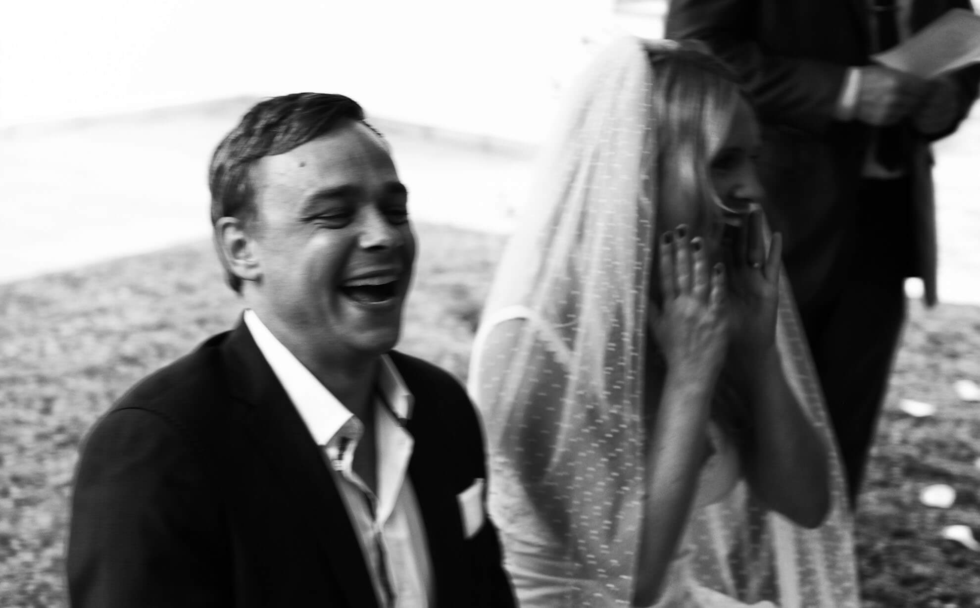 Hochzeit Mallorca - lachendes Brautpaar bei der Trauung