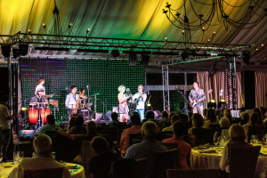 Live Musik Bühne in der Sala de Fiestas