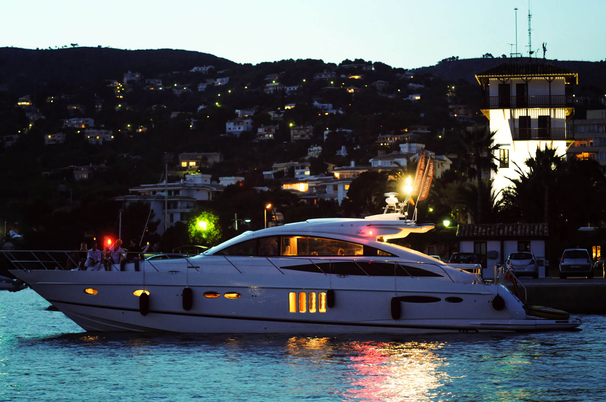 yacht bei nacht