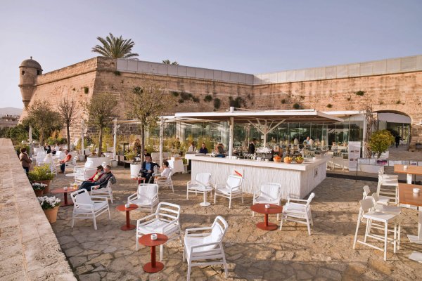 Blick von der Terrasse auf den Yachthafen von Palma