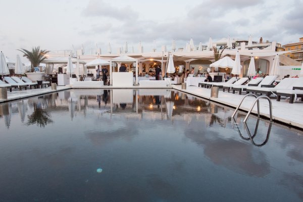 Liegen am Pool des Beachclubs Pure