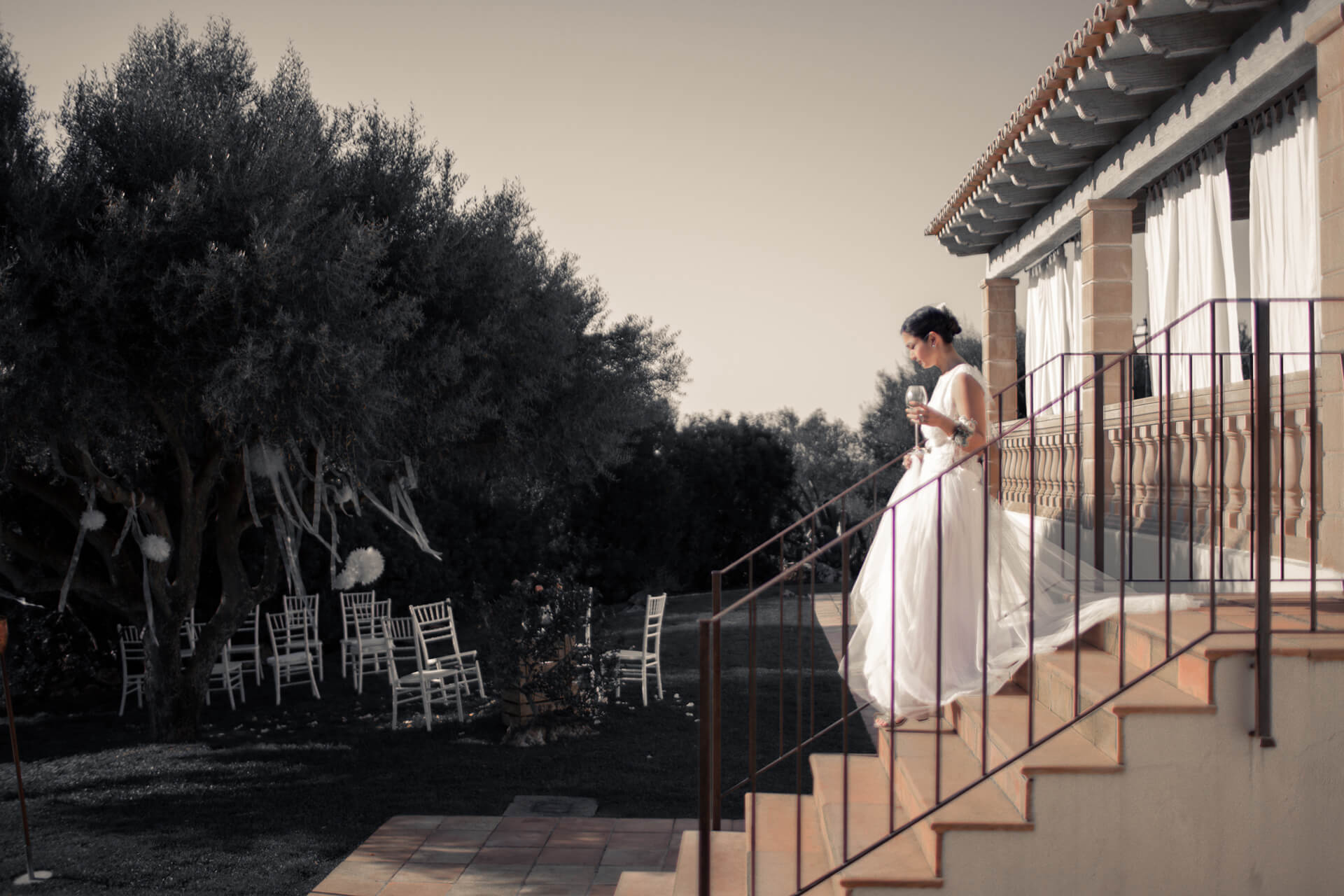Die Braut auf der Treppe der Villa Tortuga